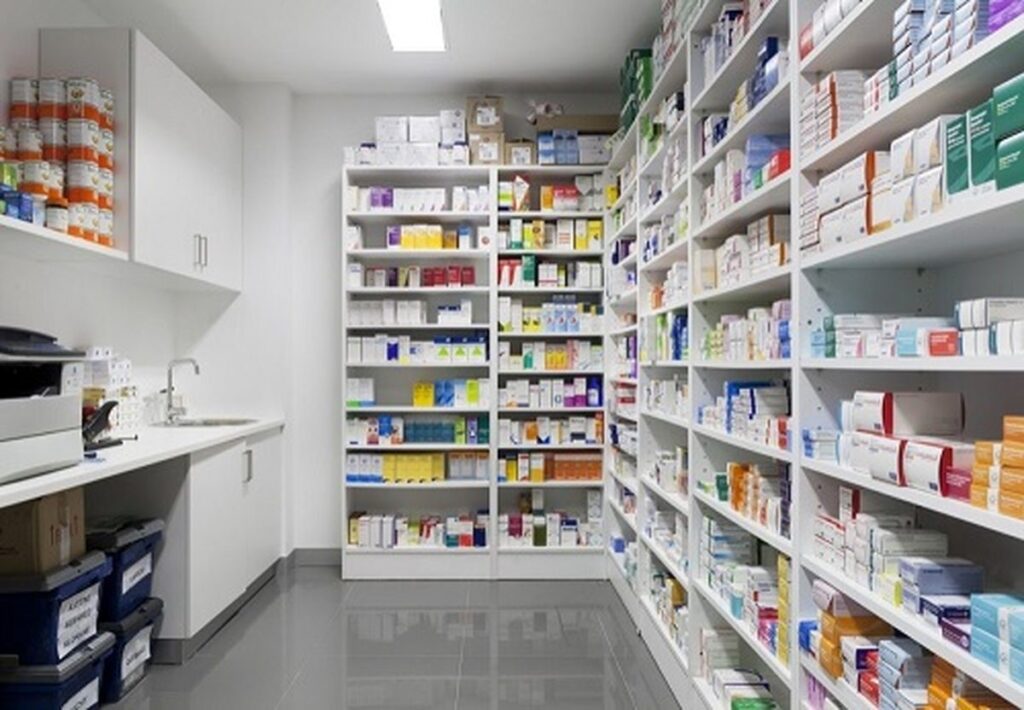 چیدمان دارو در قفسه های داروخانه - آکو دکورال